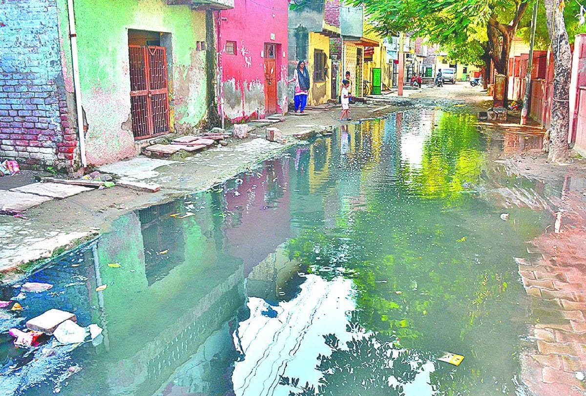 litter pile on the road and sewer overflow in agra