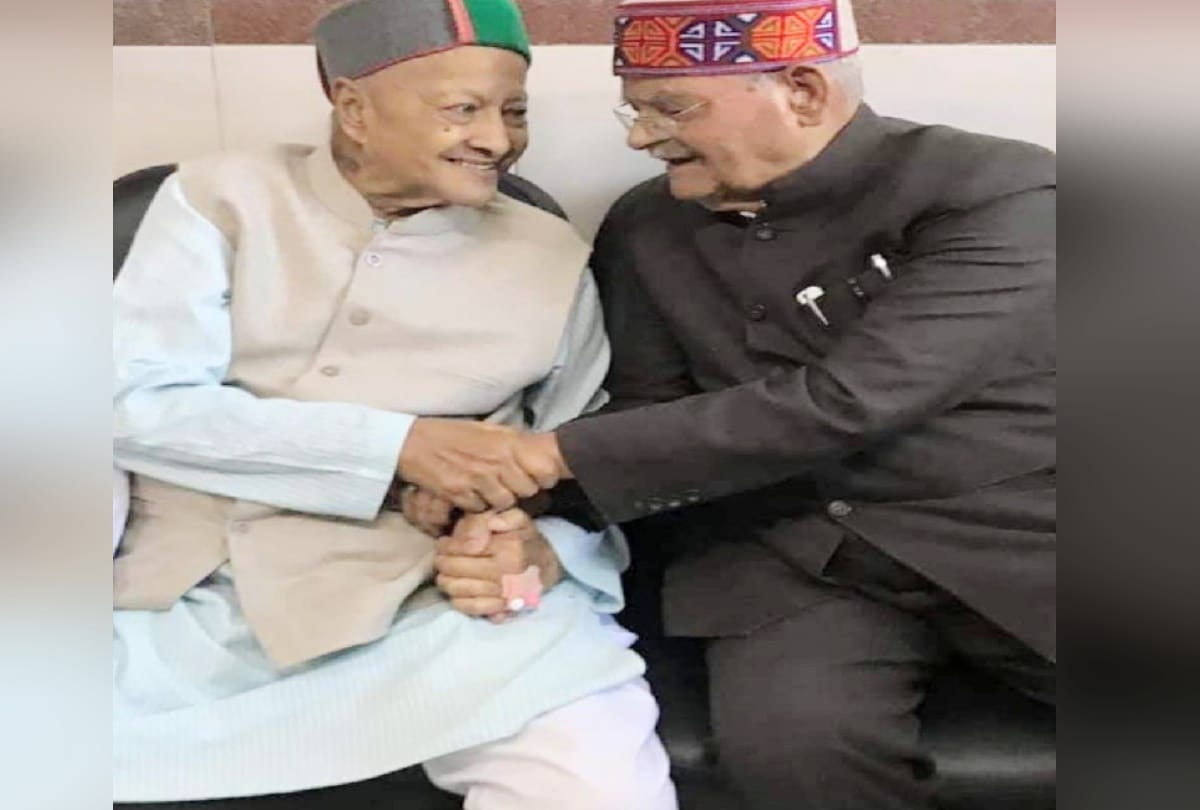 Pandit Sukhram visited pgi to meet Virbhadra singh