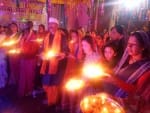 चौबटिया पंडाल पर दीपोत्सव आरती में भाग लेते श्रद्धालु। अमर उजाला