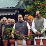 फारूक अब्दुल्ला से मिलने पहुंचे एनसी नेता
