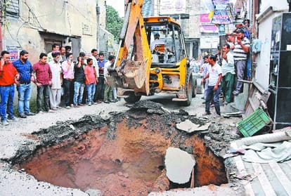 Hole On the road In Ludhiana of Punjab, Car stuck