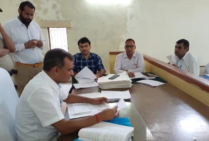 जांच करते अधिकारी
