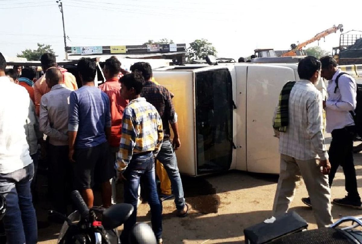 Roadways bus collided with Max workers Injured in Firozabad