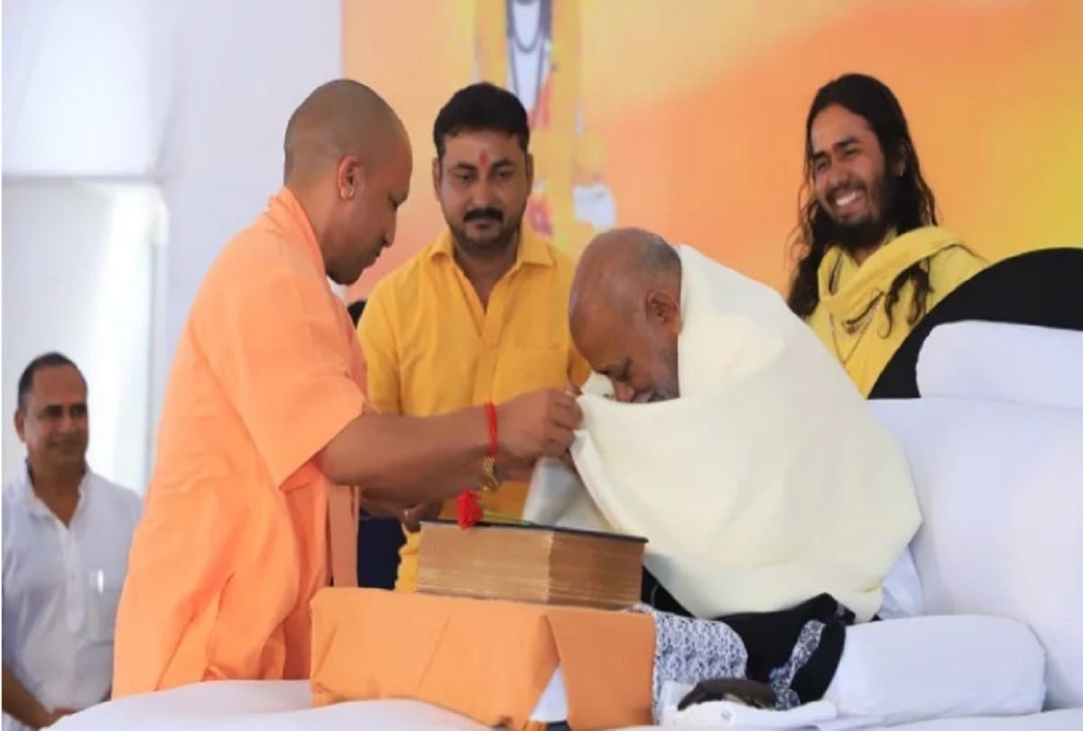 cm yogi said we will give good news soon at morari bapu programme