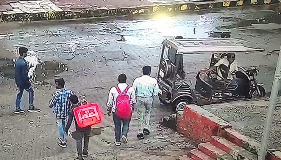 Prayagraj: Nine crooks of Tamil Nadu and West Bengal had flown 1.5 crore