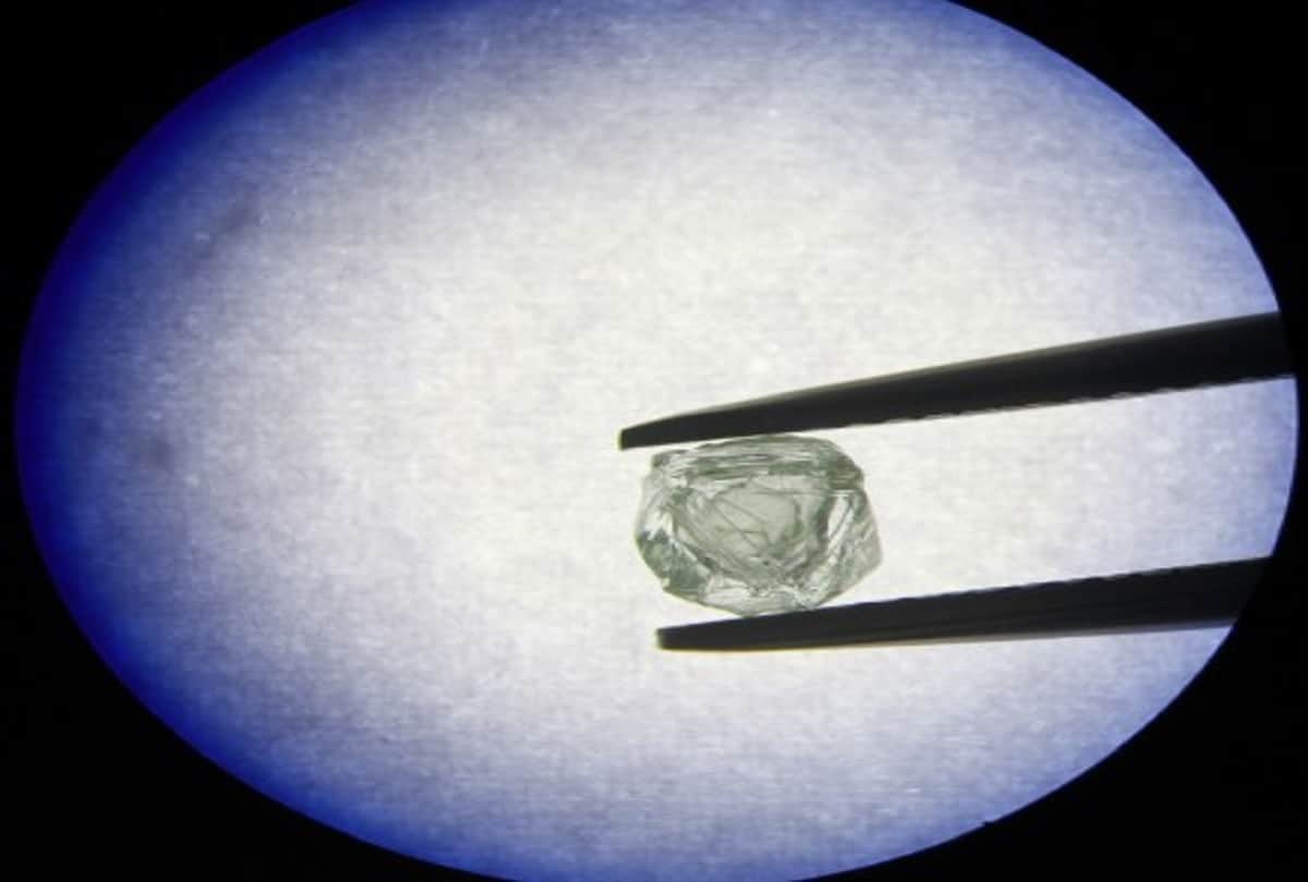 madhya pradesh panna labour found 3 diamond worth twenty lakh rupees