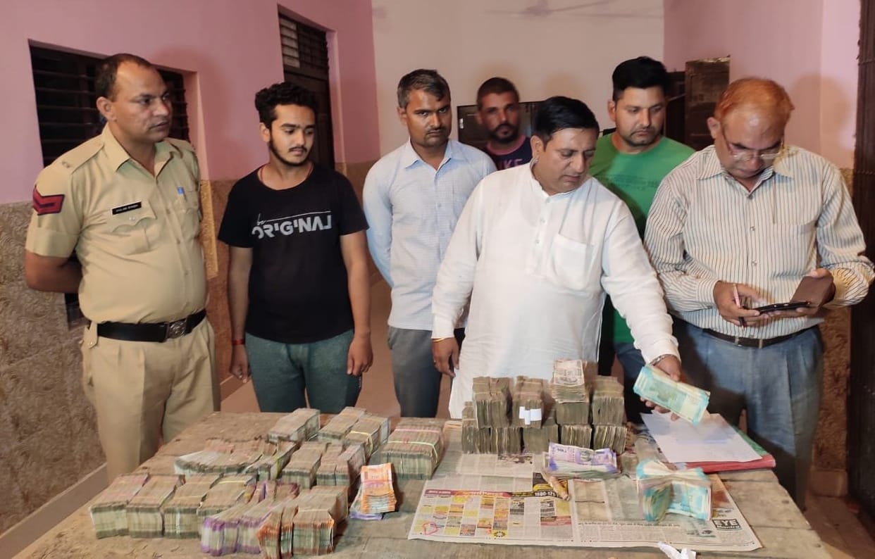 police sieze 49.90 lacs rupees during checking