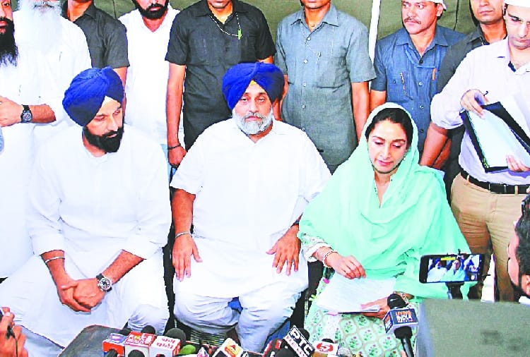 sukbir badal and harsimrat badal visit dera baba nanak