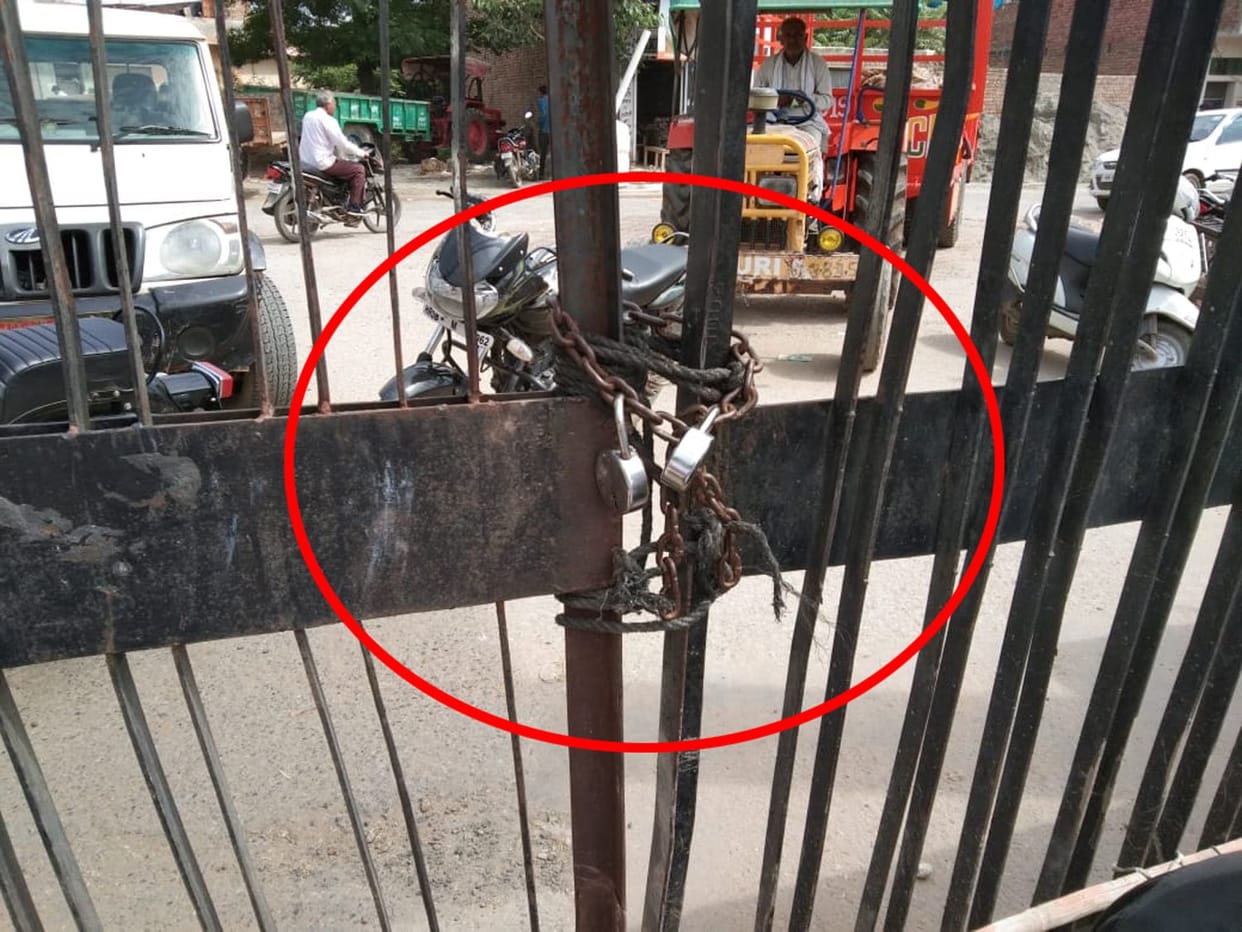 farmers lock the marke gate due to non purchase of paddy