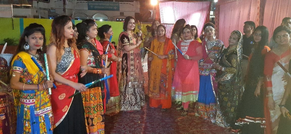 Evening decorated with melodious songs, women played dandiya