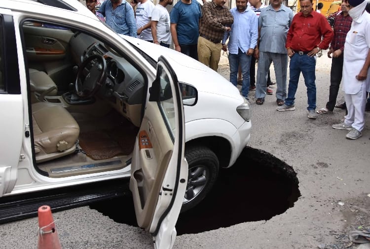 Hole On the road In Ludhiana of Punjab, Car stuck
