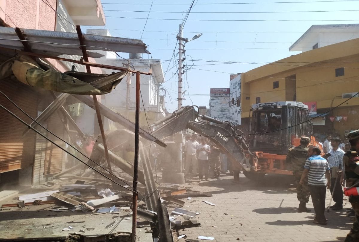 Nagar Nigam Remove Encroachment From Vajirpura People Protest Agra News