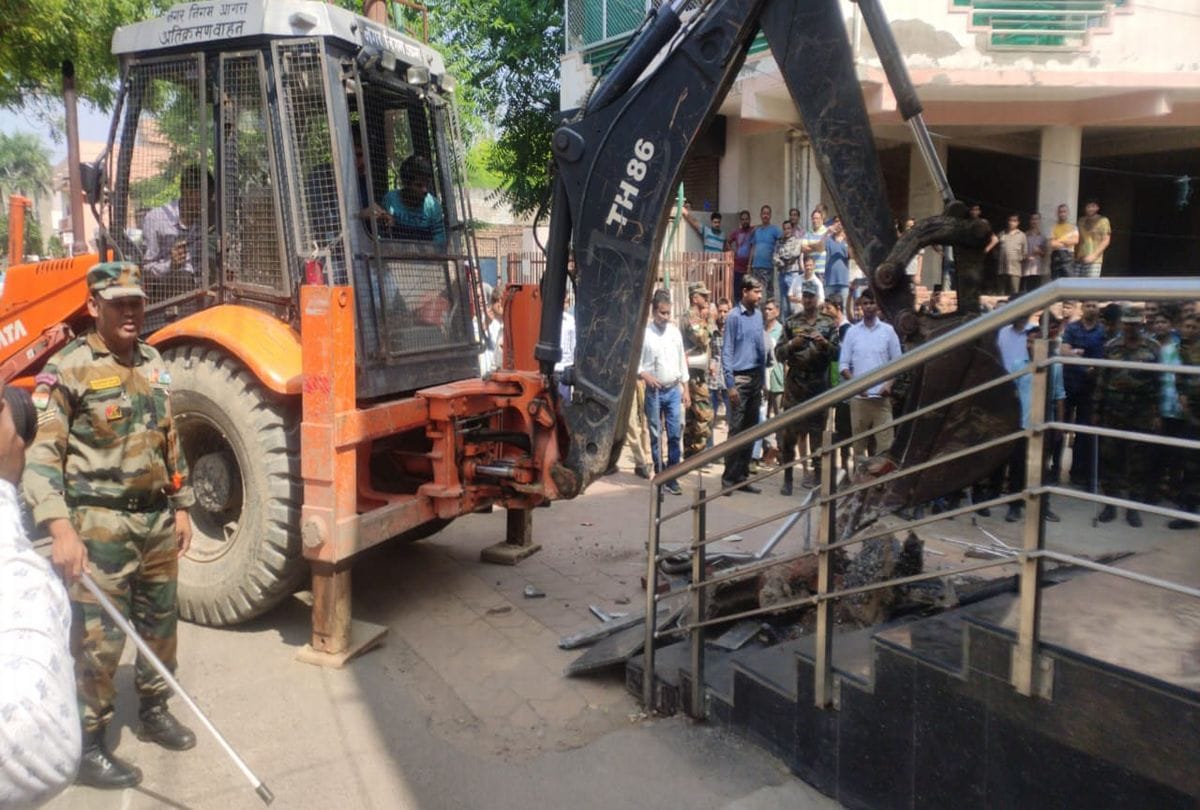 Nagar Nigam Remove Encroachment From Vajirpura People Protest Agra News