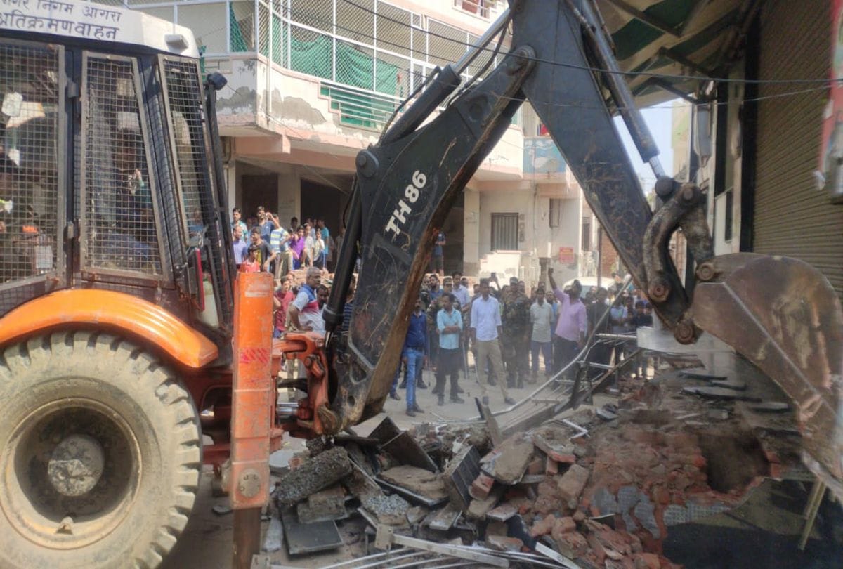 Nagar Nigam Remove Encroachment From Vajirpura People Protest Agra News