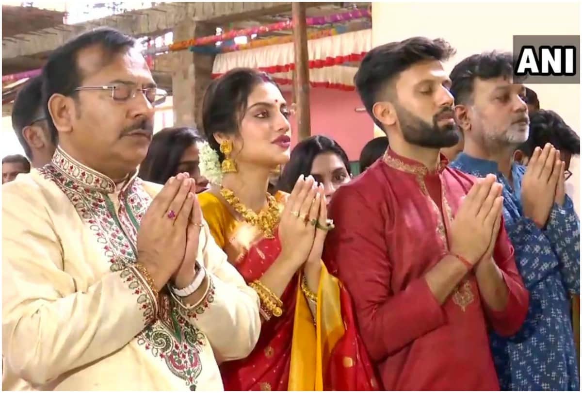 Trinamool Congress MP Nusrat Jahan reached Kolkata Suruchi Sangha Pandal with husband Nikhil Jain