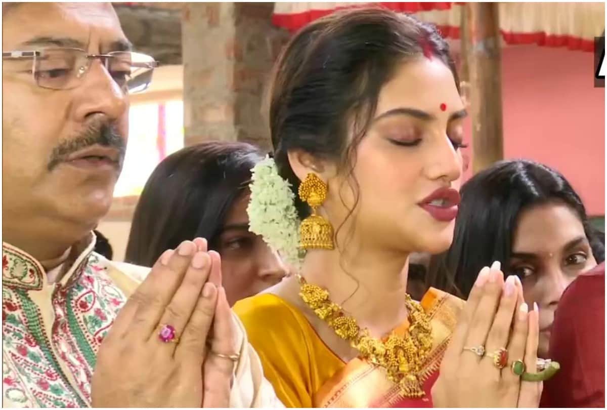 Nusrat Jahan Dance with Husband Nikhil Jain at Durga Pandal in Kolkata