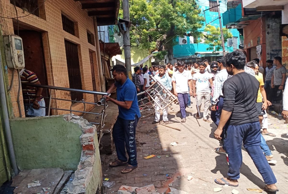 Nagar Nigam Remove Encroachment From Vajirpura People Protest Agra News