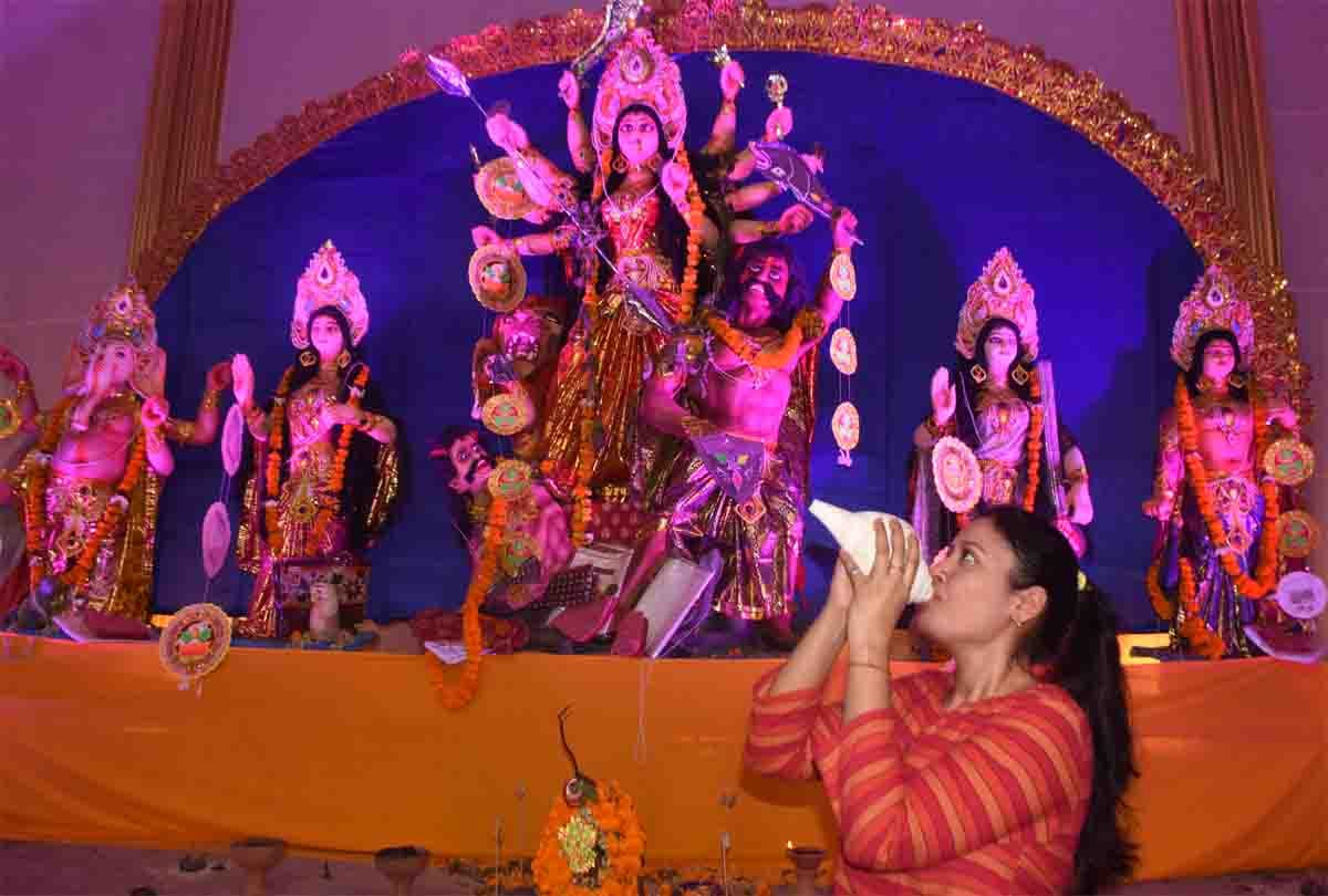 Devotees drenched in devotion after seeing Bengali worship in Durga Puja pandals