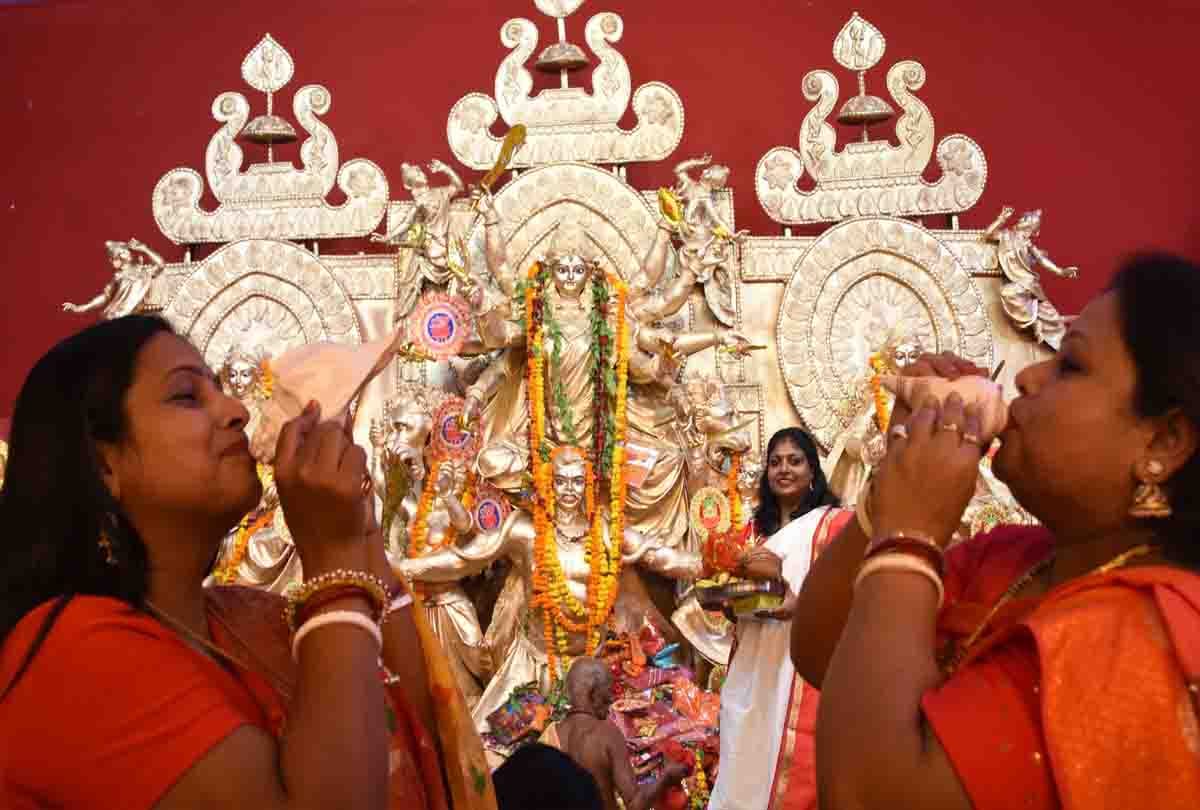 Devotees drenched in devotion after seeing Bengali worship in Durga Puja pandals