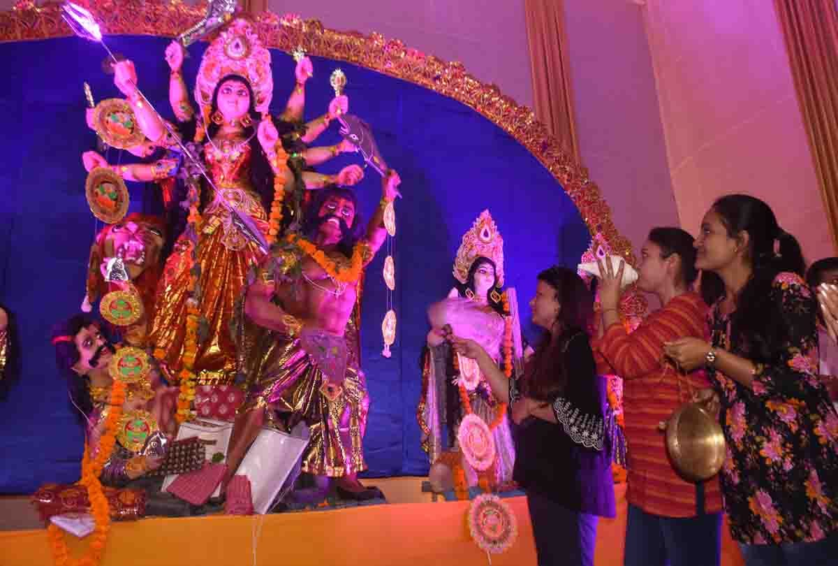 Devotees drenched in devotion after seeing Bengali worship in Durga Puja pandals