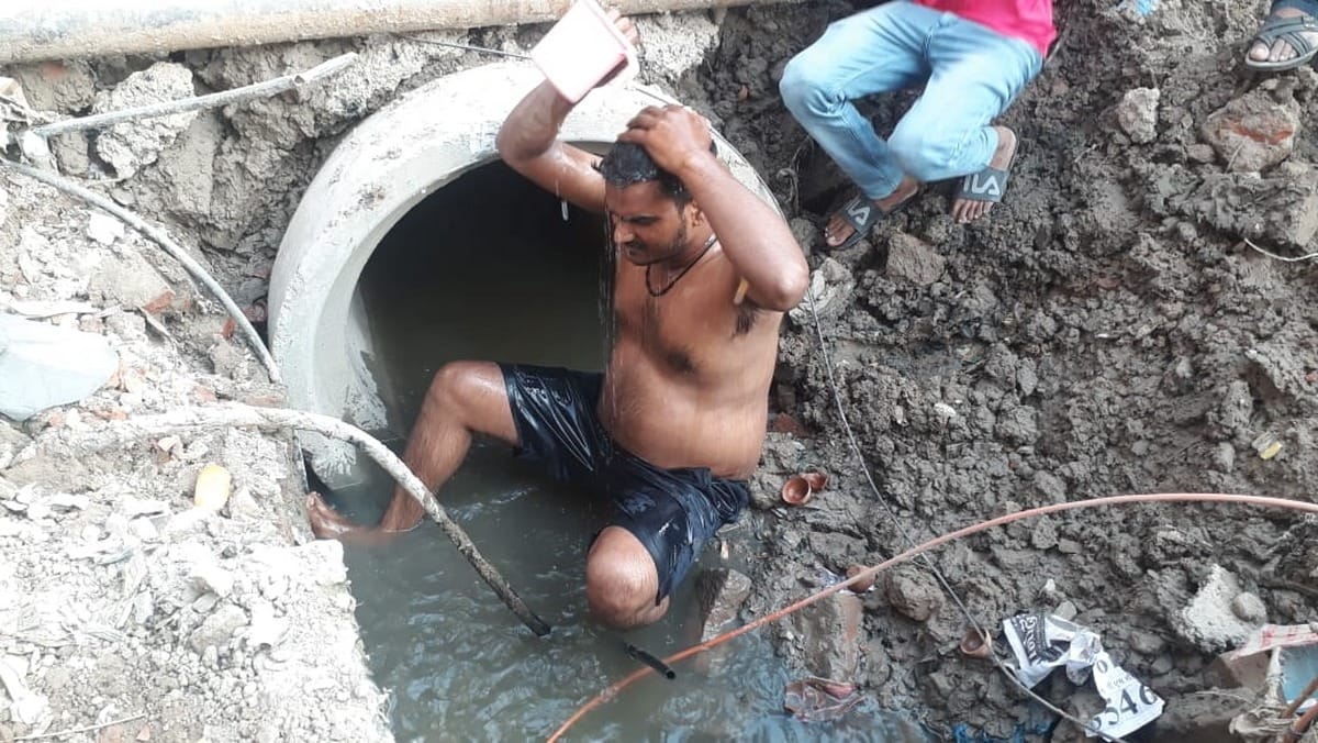 take bath in sewer water protest against department in varanasi