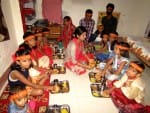 राबर्ट्सगंज नईबस्ती में शारदीय नवरात्र पर कन्याओं को भोजन कराते श्रद्घालु।