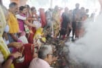 सोमवार को नवरात्र नवमी पर बेल्हा देवी धाम में हवन करते श्रद्धालु।