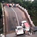 खाई में गिरीं कई कारें 