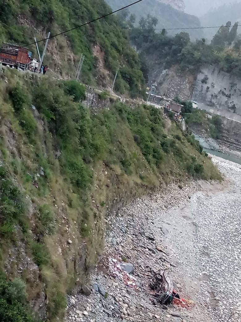 Uttarkashi: Truck fell into a ditch one person died two were seriously injured