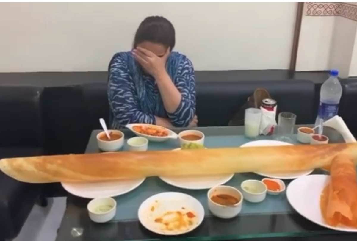 sara ali khan share video with mom amrita singh in a restaurant