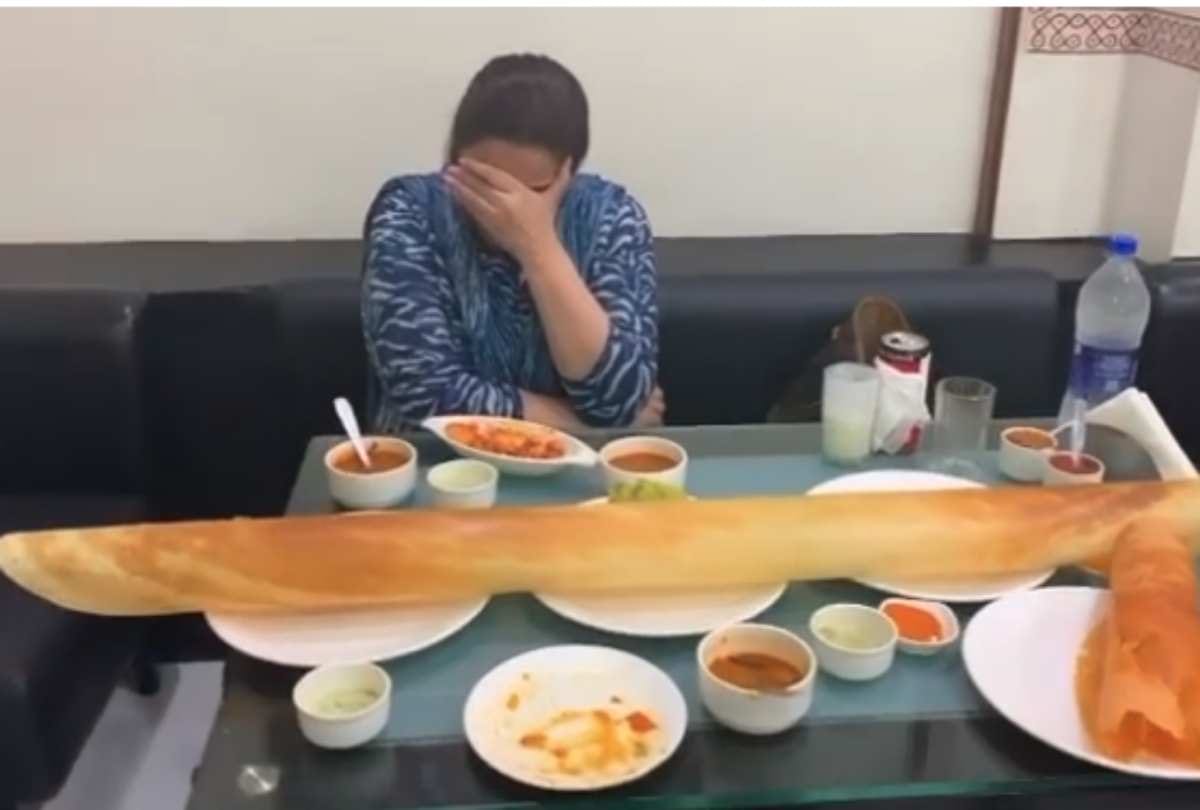 sara ali khan share video with mom amrita singh in a restaurant