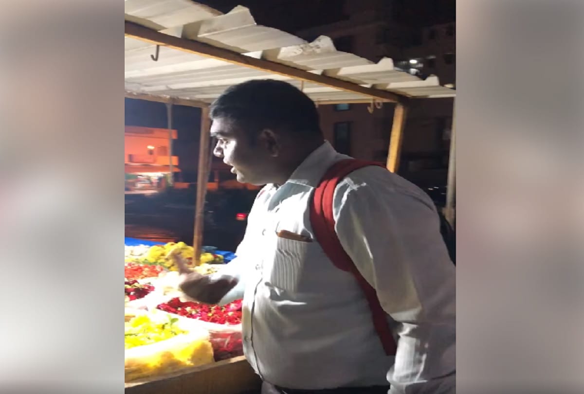 bengaluru man harassesd woman for wearing shorts and instructs her to follow Indian Rules