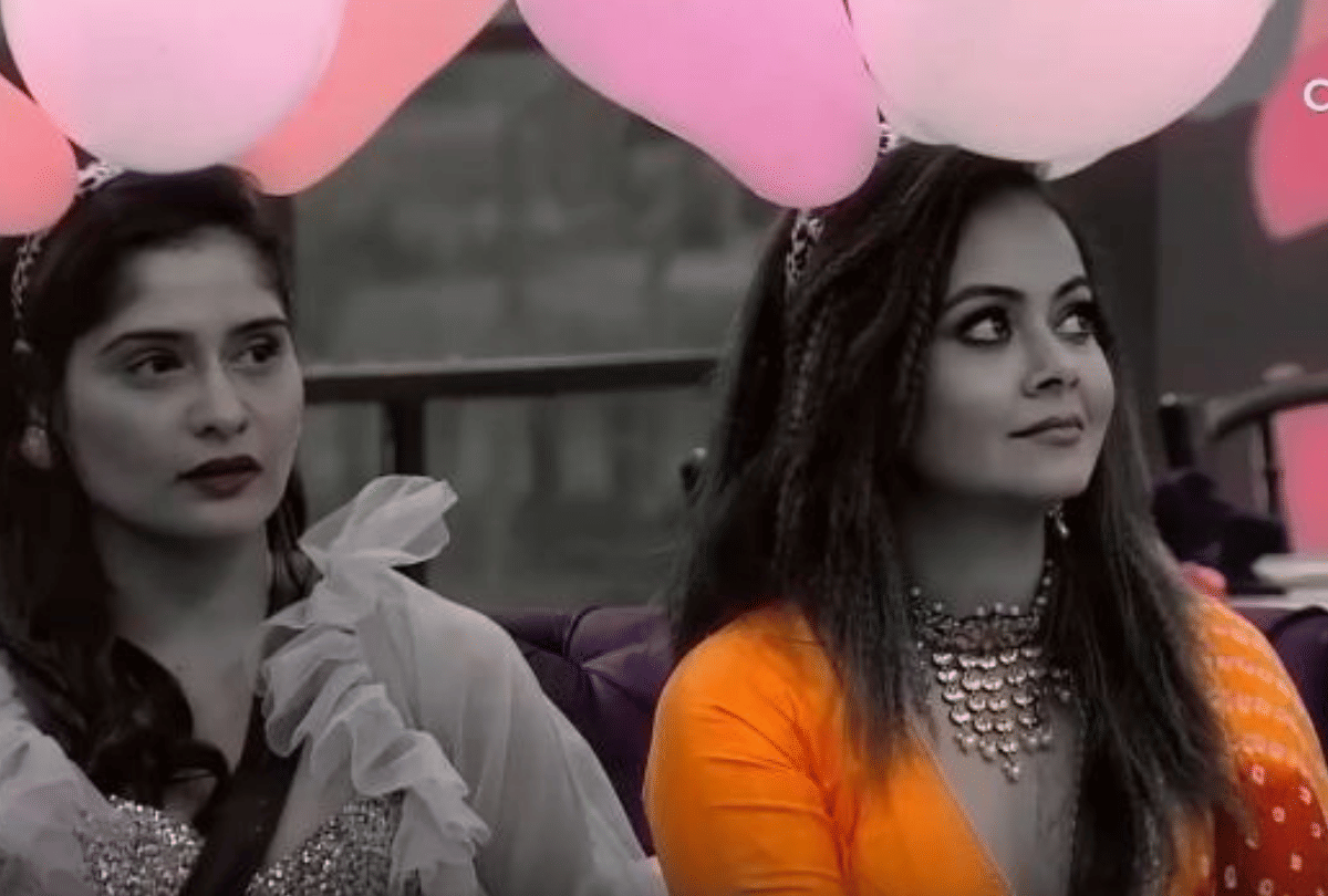 Bigg Boss 13 Weekend Ka Vaar Contestants bursts each other balloon