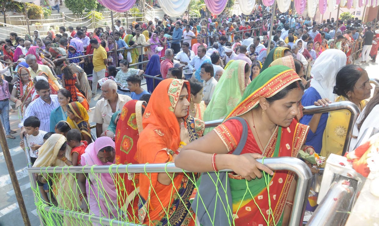Bowing down the head, devotees took the blessings of Mahagauri
