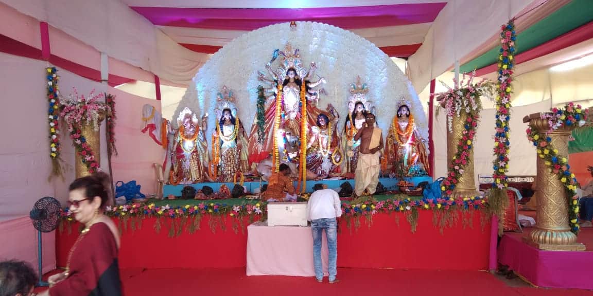 Hrithik Roshan visits to seek blessings at Mrs Ira Biswajeet Durgotsav in Juhu with Rakesh Roshan