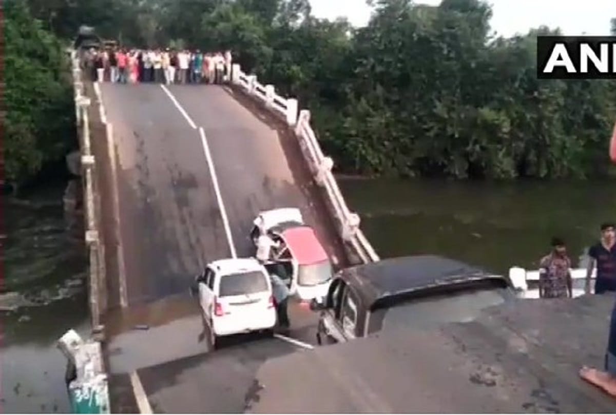 A Bridge Collapse near Malanka village in Junagadh in Gujaratm Many cars damaged
