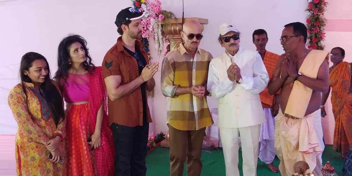 Hrithik Roshan visits to seek blessings at Mrs Ira Biswajeet Durgotsav in Juhu with Rakesh Roshan