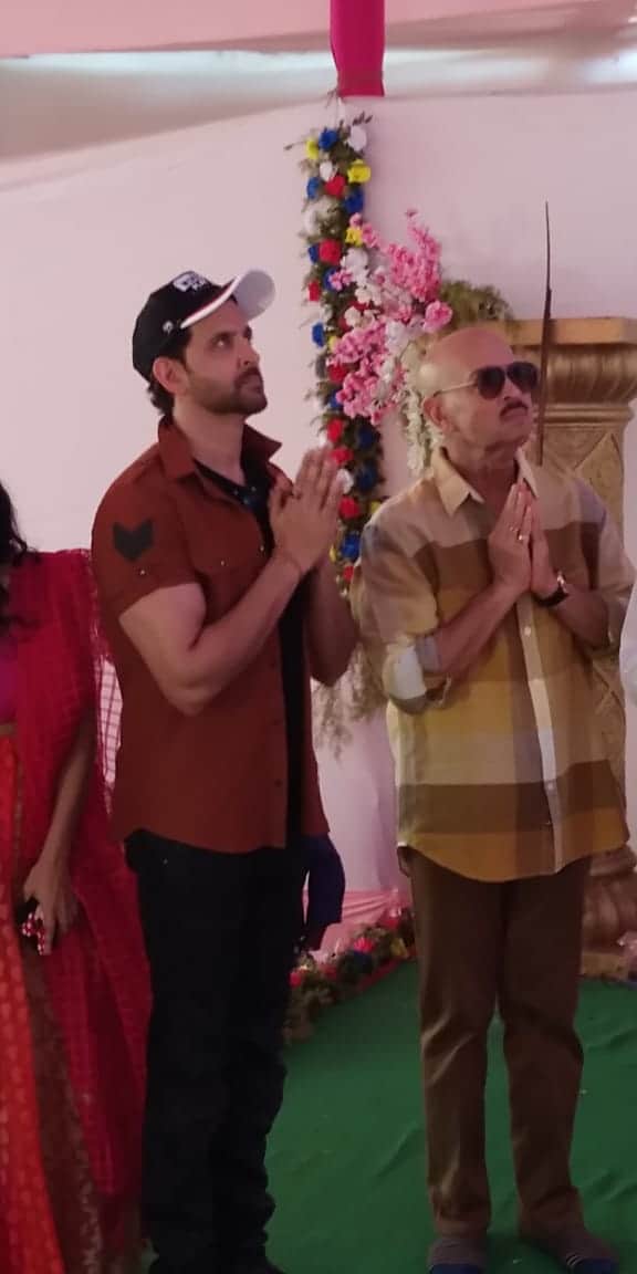 Hrithik Roshan visits to seek blessings at Mrs Ira Biswajeet Durgotsav in Juhu with Rakesh Roshan