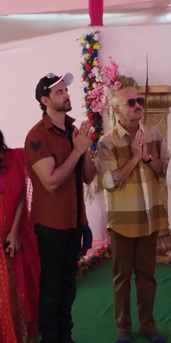 Hrithik Roshan visits to seek blessings at Mrs Ira Biswajeet Durgotsav in Juhu with Rakesh Roshan