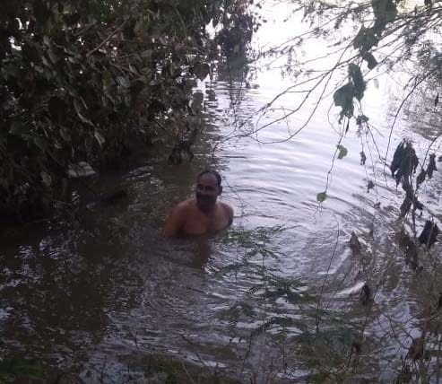 When the diver did not reach, the inspector jumped into the river to find the old man.