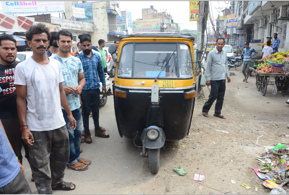 Auto driver drank phenyl on 25 thousand Traffic challan