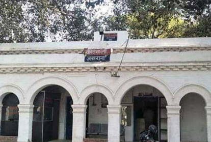 Firozabad: सड़क हादसे में घायल युवक की इलाज के दौरान मौत, ग्रामीणों ने शव रखकर जाम कर दी सड़क; किया प्रदर्शन young man died who injured in road accident in Firozabad Villagers kept dead body and blocked road