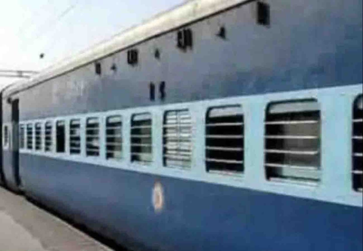 Bike collided in Avadh Express in jalaun
