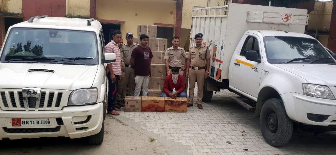 62 smuggler arrested a smuggler with illegal liquor, three absconding