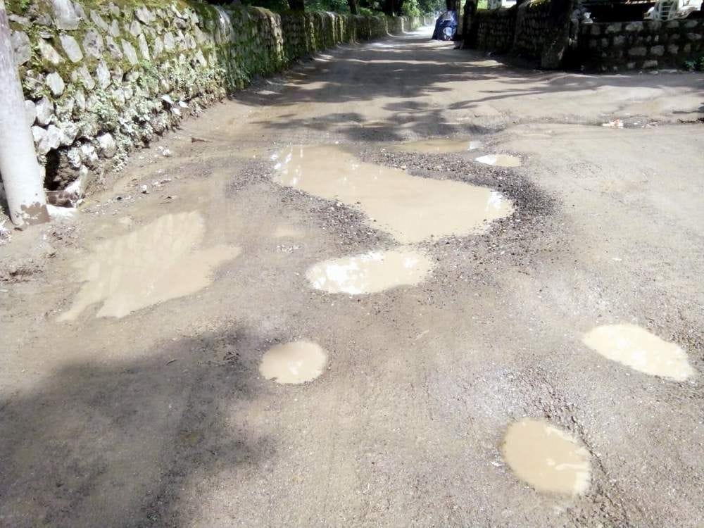 Pit becomes trouble on Laxmanjhula-Swargashram road