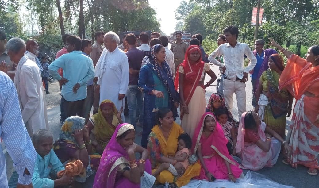 Bangarmau-Lucknow road jammed keeping the dead body on not filing a report