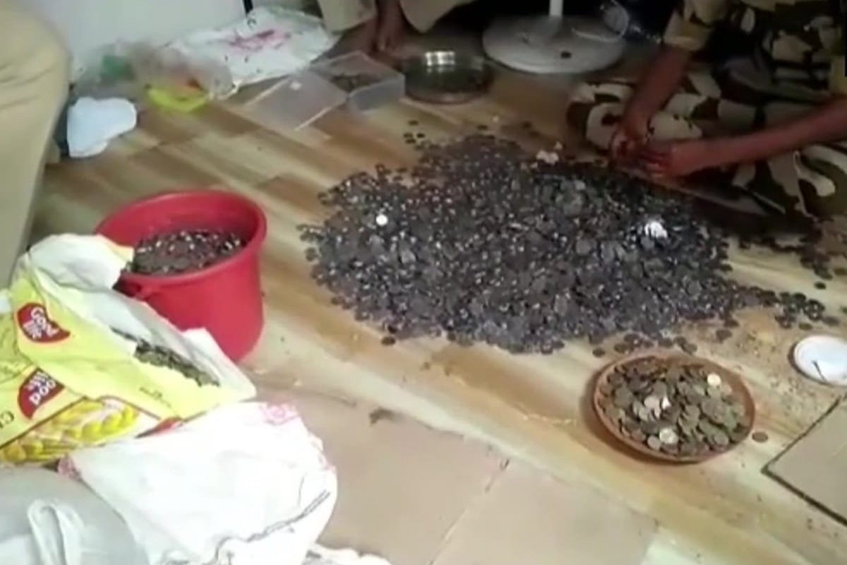 GRP found fixed deposit of Rs 8.77 and Cash Rs 1.75 lakhs from residence of beggar Azad in Govandi