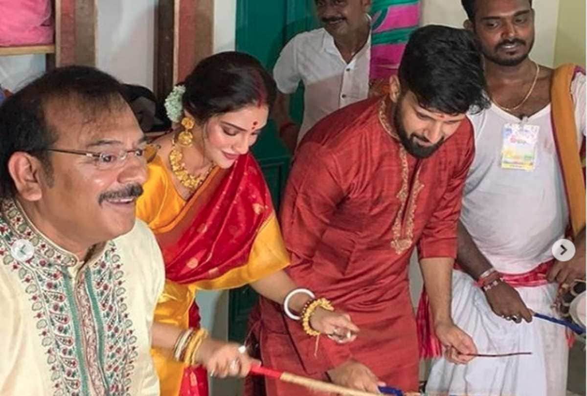 Nusrat Jahan Dance with Husband Nikhil Jain at Durga Pandal in Kolkata
