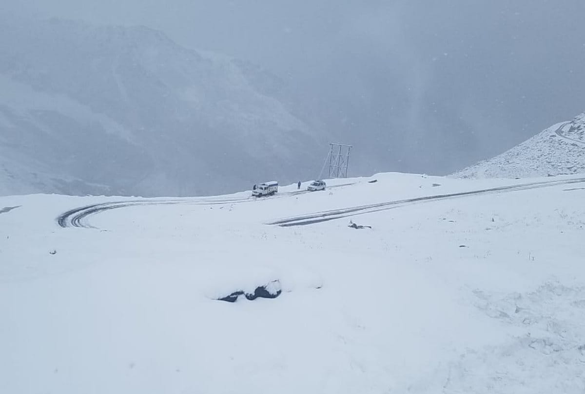 fresh snowfall in rohtang 40 vehclies trapped kullu himachal pradesh