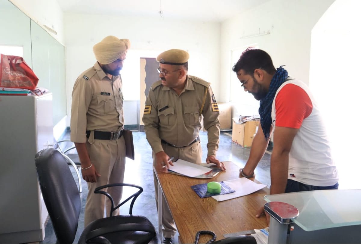 cash looted on revolver in Una himachal pradesh